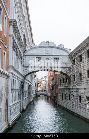 Blick auf Ponte dei Sospiri oder Seufzerbrücke in Venedig, Italien Stockfoto