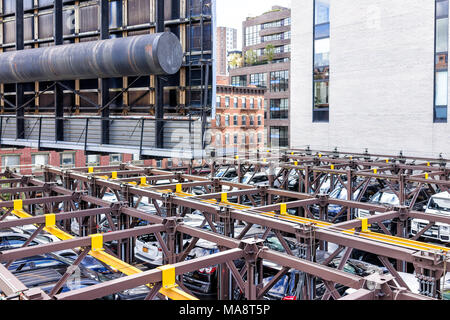 New York City, USA - 30. Oktober 2017: Luftaufnahme von Chelsea Nachbarschaft geparkten Autos Parkplatz Outdoor organisierten Garage auf der Straße unten in New Yor Stockfoto