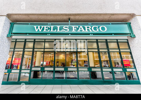 Washington DC, USA - 9. März 2018: Wells Fargo Bank Eingang mit grünen Zeichen in der Innenstadt von Stadt, niemand Stockfoto
