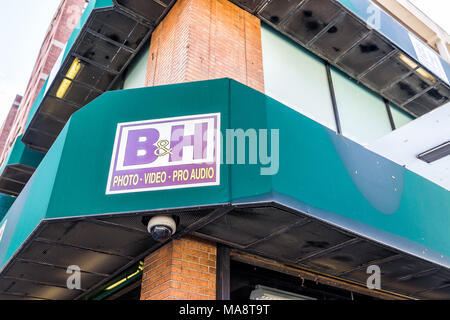 New York City, USA - 30. Oktober 2017: Nahaufnahme von BH B&H Photo Video Audio Equipment berühmten Store in New York City Manhattan Stockfoto