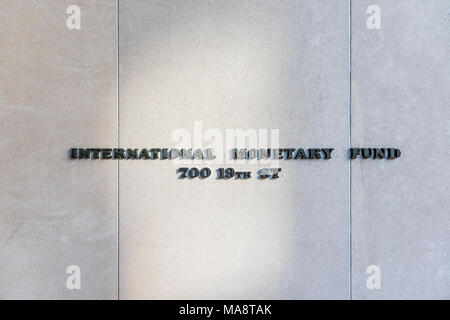 Washington DC, USA - 9. März 2018: IWF-Eingang mit Zeichen des Internationalen Währungsfonds, Beton Architektur Gebäude wand Adresse Stockfoto