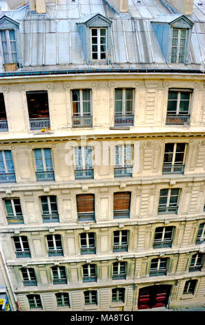 Paris, Frankreich. Typisches Wohnhaus auf Rue de Dunkerque in der Nähe von Gare du Nord Stockfoto