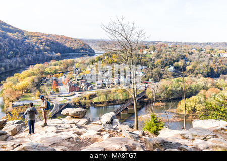 Harper's Ferry, USA - November 11, 2017: Blicken Sie mit Wanderer Leute, Paar, bunt orange gelb Laub Herbst Herbst Wald mit kleinen Dorf Stadt Stockfoto