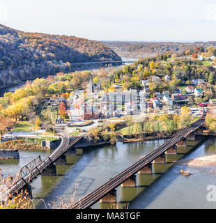 Harper's Ferry blicken mit bunten orange gelb Laub Herbst Herbst Wald mit kleinen Dorf Stadt am Fluss in West Virginia, WV Stockfoto