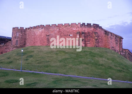 Chester Castle, das als aus, Römische, Stadtmauer, Sonnenuntergang, Chester, Cheshire, England, UK, UK gesehen, Stockfoto