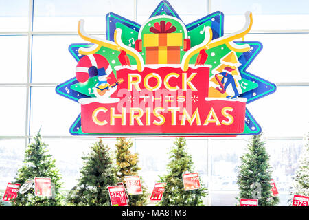 Burke, USA - November 24, 2017: Rock diese Weihnachtsbaum Anzeige im Walmart Stores Eingang mit Preise, Verkauf von Schmuck urlaub Feier in Jungfrau Stockfoto