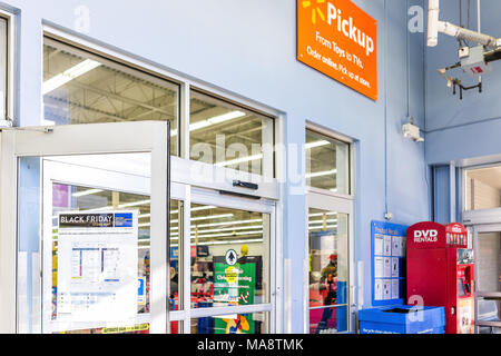 Burke, USA - 24. November 2017: der Schwarze Freitag anmelden Walmart Stores Eingang mit Karte nach Thanksgiving Shopping Konsumismus in Virginia Stockfoto