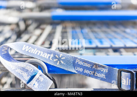 Burke, USA - November 24, 2017: Viele Zeilen an blau Shopping Carts außerhalb von Store mit Vorzeichen closeup von Walmart Stores Parkplatz in Virginia Stockfoto