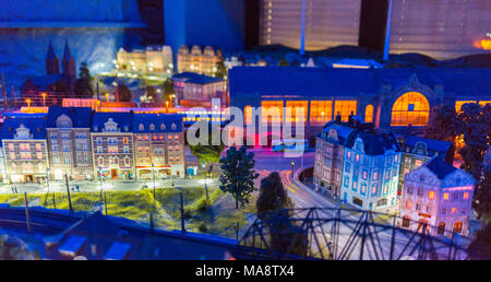 Nächtliche Luftaufnahmen der Stadt Arica in der Nacht beleuchtet. Die Grand-Mock Museum ist die Stadt St. Petersburg. Stockfoto