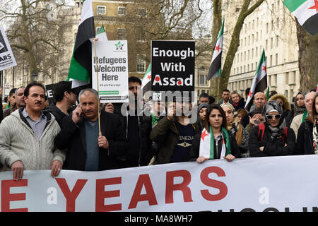 Syrische Demonstranten sind Plakate, während einer Demonstration gegen das Assad-regime außerhalb der Downing Street in London, UK. Stockfoto