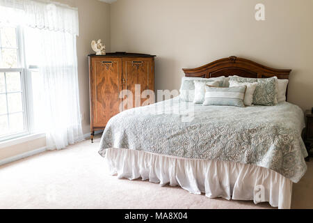 Neues Bett Tröster mit Kopfteil, dekorative Kissen, Fenster, im Schlafzimmer in der Inszenierung Modell Heim, Haus oder Wohnung, Sonnenlicht Stockfoto