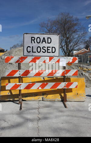 Aufwändige "Road Closed" Zeichen verwendet, um Vorsicht Autofahrer und Fußgänger und Verkehr an anderer Stelle zu lenken. Stockfoto