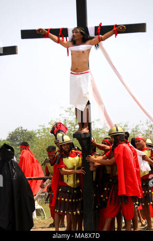 Philippinen. 30 Mär, 2018. Ruben Ernaje, 57 Jahre alt, so wie Jesus Christus, der buchstäblich am 32. Mal ohne Betäubung wurde während der "Senakulo" (re-enactment der Passion Christi) in Cutud, San Fernado, Pampanga (im Norden der Provinz Manila) auf Gute gekreuzigt Freitag durchgeführt. Die Traditionen sind von der katholischen Kirche auf den Philippinen abgeraten, die Sie als Aberglauben der alten volkstümlichen Katholizismus des Selbst, die sich gegen die Lehre der Kirche angesehen. Credit: Gregorio B. Dantes jr./Pacific Press/Alamy leben Nachrichten Stockfoto