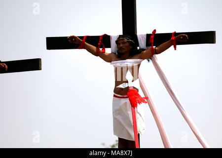 Philippinen. 30 Mär, 2018. Ruben Ernaje, 57 Jahre alt, so wie Jesus Christus, der buchstäblich am 32. Mal ohne Betäubung wurde während der "Senakulo" (re-enactment der Passion Christi) in Cutud, San Fernado, Pampanga (im Norden der Provinz Manila) auf Gute gekreuzigt Freitag durchgeführt. Die Traditionen sind von der katholischen Kirche auf den Philippinen abgeraten, die Sie als Aberglauben der alten volkstümlichen Katholizismus des Selbst, die sich gegen die Lehre der Kirche angesehen. Credit: Gregorio B. Dantes jr./Pacific Press/Alamy leben Nachrichten Stockfoto