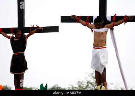 Philippinen. 30 Mär, 2018. Ruben Ernaje, 57 Jahre alt, so wie Jesus Christus, der buchstäblich am 32. Mal ohne Betäubung wurde während der "Senakulo" (re-enactment der Passion Christi) in Cutud, San Fernado, Pampanga (im Norden der Provinz Manila) auf Gute gekreuzigt Freitag durchgeführt. Die Traditionen sind von der katholischen Kirche auf den Philippinen abgeraten, die Sie als Aberglauben der alten volkstümlichen Katholizismus des Selbst, die sich gegen die Lehre der Kirche angesehen. Credit: Gregorio B. Dantes jr./Pacific Press/Alamy leben Nachrichten Stockfoto