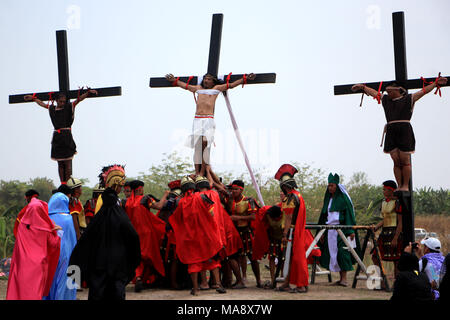 Philippinen. 30 Mär, 2018. Ruben Ernaje, 57 Jahre alt, so wie Jesus Christus, der buchstäblich am 32. Mal ohne Betäubung wurde während der "Senakulo" (re-enactment der Passion Christi) in Cutud, San Fernado, Pampanga (im Norden der Provinz Manila) auf Gute gekreuzigt Freitag durchgeführt. Die Traditionen sind von der katholischen Kirche auf den Philippinen abgeraten, die Sie als Aberglauben der alten volkstümlichen Katholizismus des Selbst, die sich gegen die Lehre der Kirche angesehen. Credit: Gregorio B. Dantes jr./Pacific Press/Alamy leben Nachrichten Stockfoto