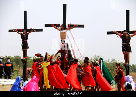 Philippinen. 30 Mär, 2018. Ruben Ernaje, 57 Jahre alt, so wie Jesus Christus, der buchstäblich am 32. Mal ohne Betäubung wurde während der "Senakulo" (re-enactment der Passion Christi) in Cutud, San Fernado, Pampanga (im Norden der Provinz Manila) auf Gute gekreuzigt Freitag durchgeführt. Die Traditionen sind von der katholischen Kirche auf den Philippinen abgeraten, die Sie als Aberglauben der alten volkstümlichen Katholizismus des Selbst, die sich gegen die Lehre der Kirche angesehen. Credit: Gregorio B. Dantes jr./Pacific Press/Alamy leben Nachrichten Stockfoto