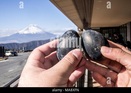 Schwarze Eier in den Schwefel der Berg Hakone gekocht und Owakudani-Bergen aufsteigenden Geschäfte mit Mount Fuji verkauft im Hintergrund Stockfoto