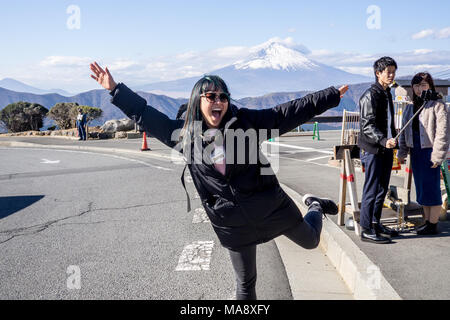 Gerne weibliche Reisende mit Mount Fuji von Owakudani-bergen aufsteigenden posiert auf dem Berg Hakone im Hintergrund Stockfoto