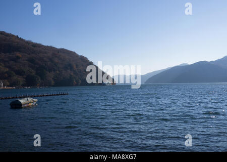 Eine wunderschöne Aussicht auf dem See Ashi und die umliegenden Berge. Stockfoto