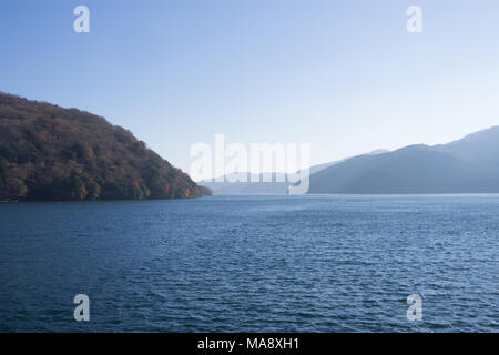 Eine wunderschöne Aussicht auf dem See Ashi und die umliegenden Berge. Stockfoto