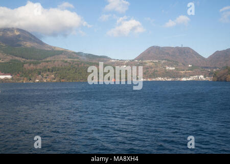 Eine wunderschöne Aussicht auf dem See Ashi und die umliegenden Berge. Stockfoto