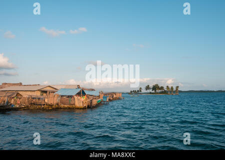 Kuna Dorf auf der Insel, Guna Yala, San Blas Inseln, Panama Stockfoto
