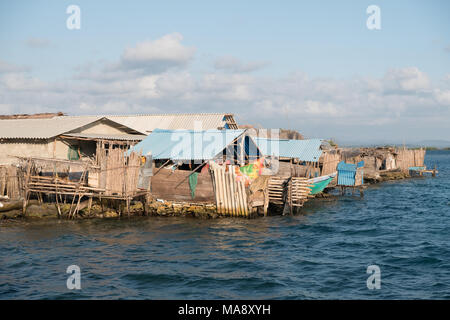 Häuser in Kuna Dorf auf der Insel, Guna Yala, San Blas Inseln, Panama Stockfoto
