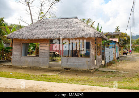 Hölzerne Haus Ruine, Holz Bungalow mit Strohdach - Stockfoto