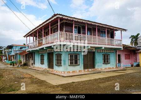 Puerto Marceau, Panama - März 2018: Das Internet Cafe Gebäude Exterieur in Puerto Marceau, Panama Stockfoto