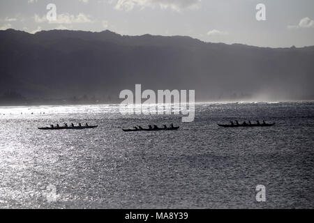 Outrigger Kanus auf dem North Shore von Oahu in der Nähe von Haleiwa. Stockfoto