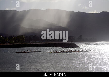 Outrigger Kanus auf dem North Shore von Oahu in der Nähe von Haleiwa. Stockfoto