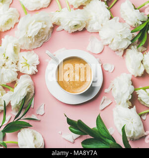 Tasse Kaffee und ranunculus Blumen auf rosa Hintergrund Stockfoto