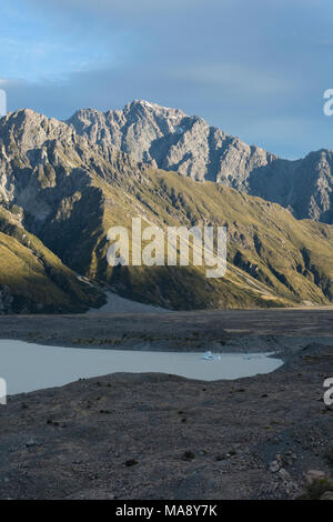 Nachmittag Licht über der südlichen Alpen und Eisberg auf See Tasman, Südinsel, Neuseeland Stockfoto