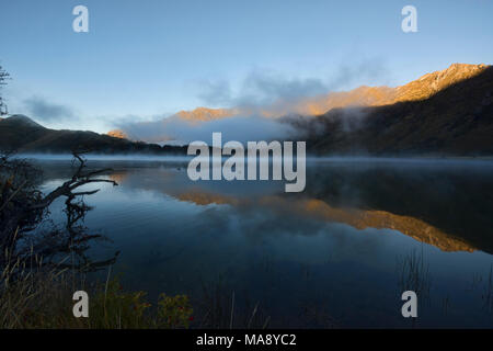 Morgennebel auf Moke Lake in der Nähe von Queenstown, Neuseeland Stockfoto