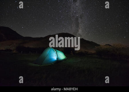 Die Milchstraße steigt über Moke Lake in der Nähe von Queenstown, Neuseeland Stockfoto