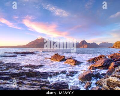 Abend am Loch Scavaig mit Cuillins Berge im warmen Abendlicht. Isle of Skye Schottland Stockfoto