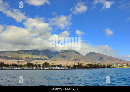 Der Hafen von Lahaina mit der West Maui Berge im Hintergrund auf der Insel Maui, Hawaii Stockfoto