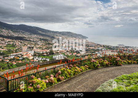 Funchal, Portugal - Dezember 10, 2016: Blick über die Hauptstadt der Insel in Richtung Hafen. Blick vom Aussichtspunkt Pico dos Barcelo - Atlantik Stockfoto