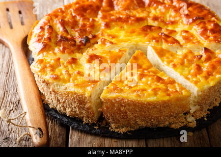 Lecker Reis Kuchen mit Hüttenkäse, Eier, Zimt und Zucker Nahaufnahme auf dem Tisch. Horizontale Stockfoto