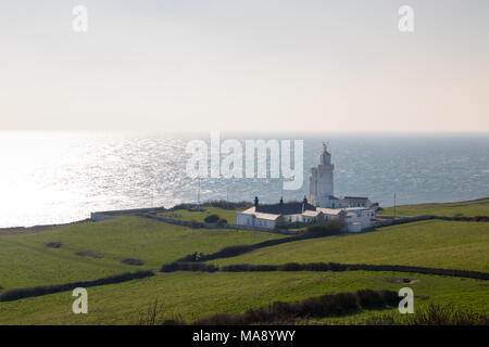 St Catherine's Leuchtturm auf der Insel Wight an Watershoot Bay in England. Querformat reisen Schießen im sonnigen Tag mit blauen Himmel Stockfoto