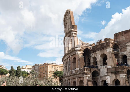 Rom, Italien, 07. MÄRZ 2018: Weitwinkelbild des Colosseo, beeindruckende Architektur in sonniger Tag in Rom, Italien Stockfoto