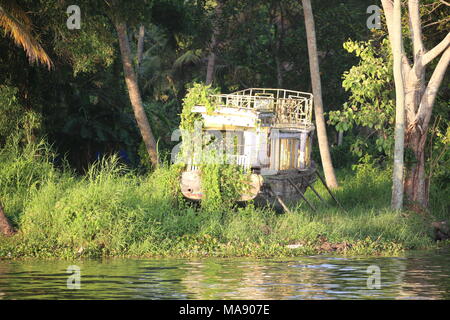 Rückstau Reise mit Hausboot in Kerala - Südindien - Kreuzfahrt in Kerala mit einem Hausboot auf dem Kanal Stockfoto