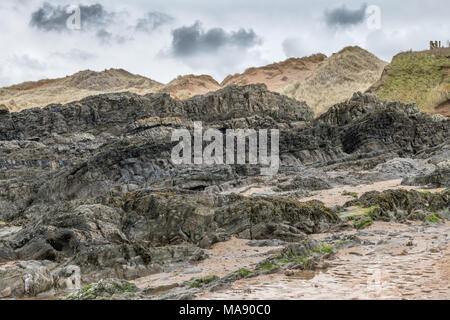 Pilton Betten Schiefer und Sandstein bilden die felsige Riffe an einem Ende der Croyde Strand in North Devon. Stockfoto