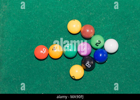 Kinder Pool Tisch Spiel mit bunten Kugeln Stockfoto