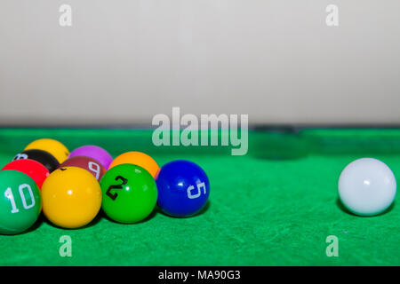 Kinder Pool Tisch Spiel mit bunten Kugeln Stockfoto