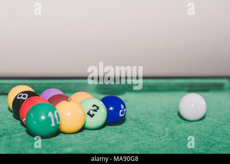 Kinder Pool Tisch Spiel mit bunten Kugeln Stockfoto