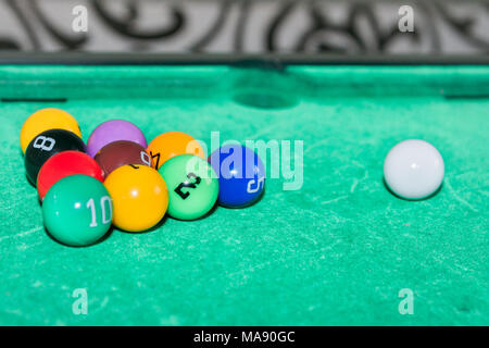 Kinder Pool Tisch Spiel mit bunten Kugeln Stockfoto