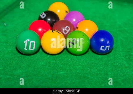 Kinder Pool Tisch Spiel mit bunten Kugeln Stockfoto