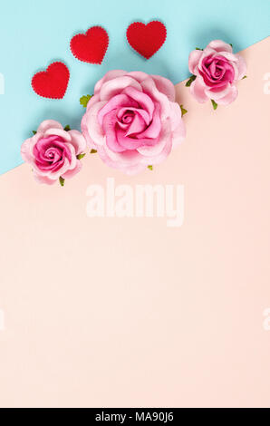 Leeres Papier Hinweis und Rosen auf farbiges Papier Hintergrund Stockfoto